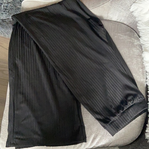 Black Ribbed Loose Pants - Picture 2 of 2